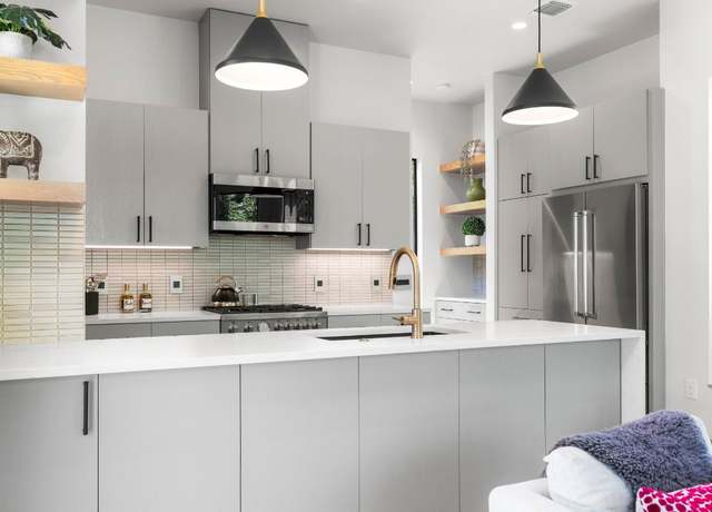 Property at 2402 S 3rd St Unit B, Austin, TX 78704, 2 beds, 2.5 baths