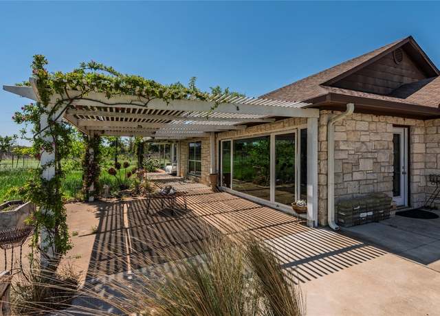 Property at 358 Easley Rd, Smithville, TX 78957, 4 beds, 3.5 baths