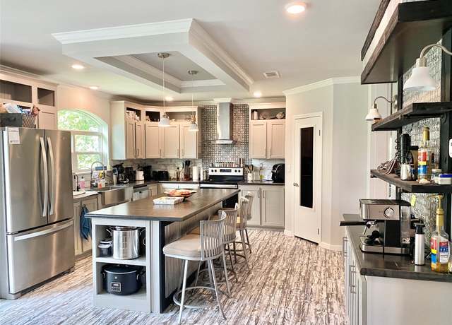 Property at 1093 County Road 205 Rd, Giddings, TX 78942, 8 beds, 5.5 baths