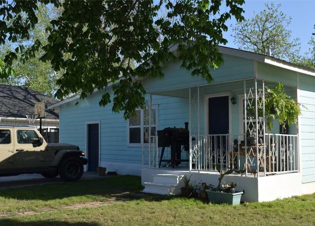 Property at 1200 NE 5th St, Smithville, TX 78957, 3 beds, 2.5 baths