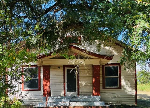 Property at 106 N Pear St, Rockdale, TX 76567, 3 beds, 1 bath