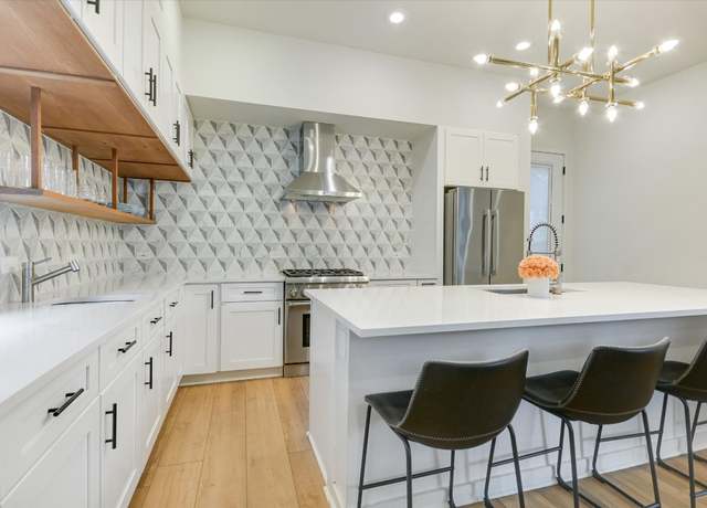 Property at 902 W Live Oak St, Austin, TX 78704, 3 beds, 2.5 baths