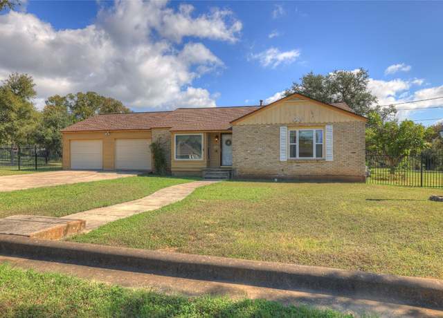 Property at 800 N Bishop St, San Marcos, TX 78666, 4 beds, 2 baths