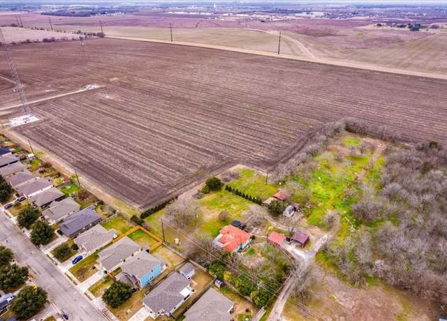 Property at 530 Continental Dr, Seguin, TX 78155, 2 beds, 2 baths