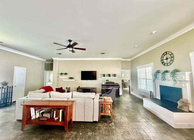 Property at 1127 Robin Rd, Elgin, TX 78621, 3 beds, 2 baths