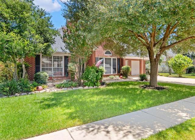 Property at 1738 Oak Forest Dr, New Braunfels, TX 78132, 4 beds, 3 baths