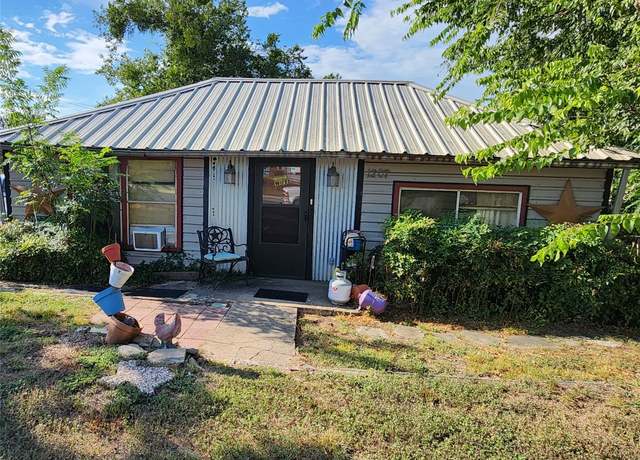 Property at 1207 E Live Oak St, Burnet, TX 78611, 3 beds, 1 bath