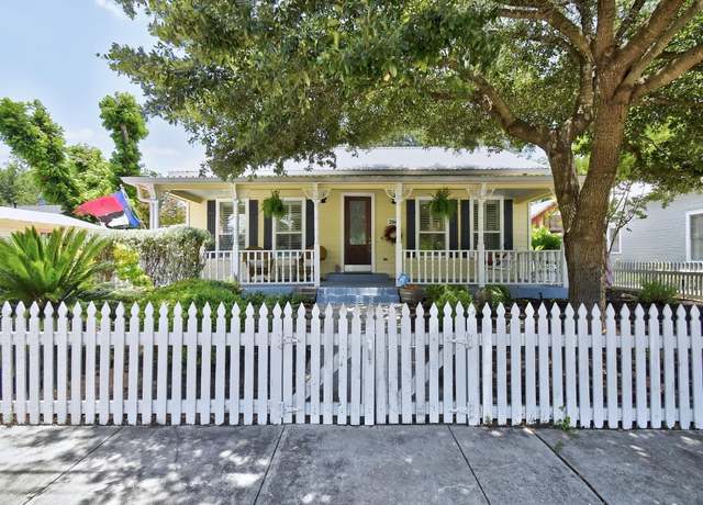 Property at 260 N Santa Clara Ave, New Braunfels, TX 78130, 3 beds, 3 baths