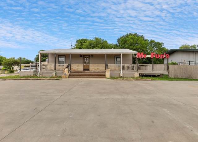 Property at 1002 College St, Bastrop, TX 78602, 1 bed, 1 bath