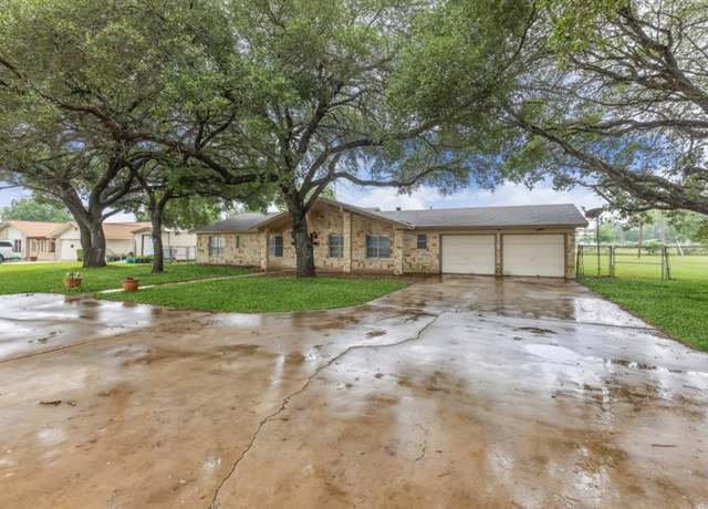 Property at 1010 Country Oak Dr, Luling, TX 78648, 3 beds, 2 baths