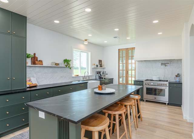 Property at 290 County Road 207, Liberty Hill, TX 78642, 5 beds, 4.5 baths