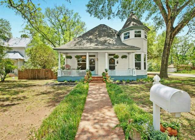 Property at 200 Garwood St, Smithville, TX 78957, 3 beds, 2 baths
