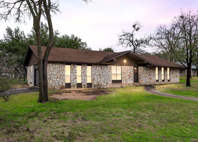 Property at 905 Bluebird Dr, Manchaca, TX 78652, 3 beds, 2 baths
