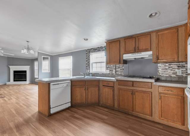 Property at 1400 15th St, Horseshoe Bay, TX 78657, 4 beds, 2 baths