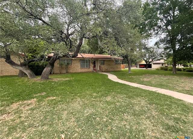Property at 1405 W North Ave, Lampasas, TX 76550, 3 beds, 2 baths