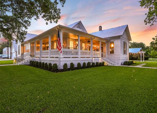 Property at 107 NE 4th St, Smithville, TX 78957, 4 beds, 3.5 baths