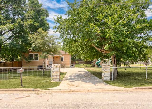 Property at 810 Lamar St, Luling, TX 78648, 5 beds, 2 baths