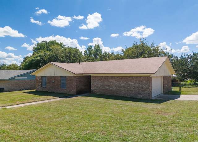 Property at 202 S Willis St, Lampasas, TX 76550, 3 beds, 2 baths