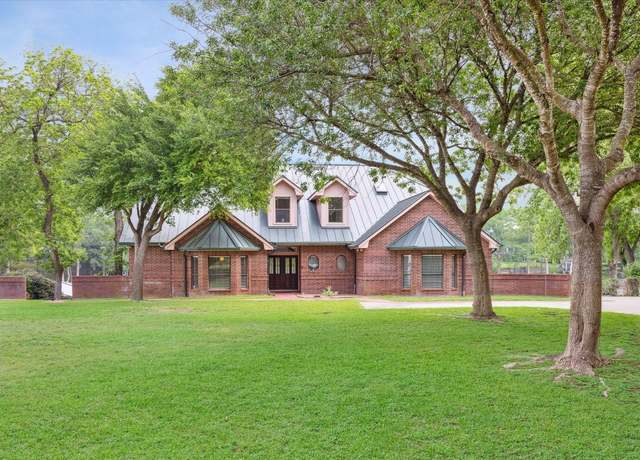Property at 640 Woodlake Dr, Mcqueeney, TX 78123, 5 beds, 4.5 baths