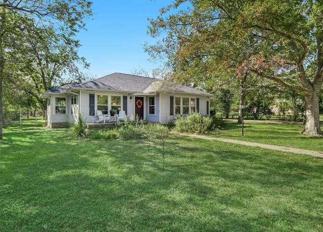 Property at 1004 N Main St, Elgin, TX 78621, 3 beds, 2.5 baths