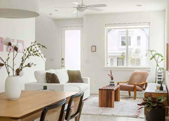 Property at 1194 Sarabeth Way, Austin, TX 78721, 2 beds, 2.5 baths