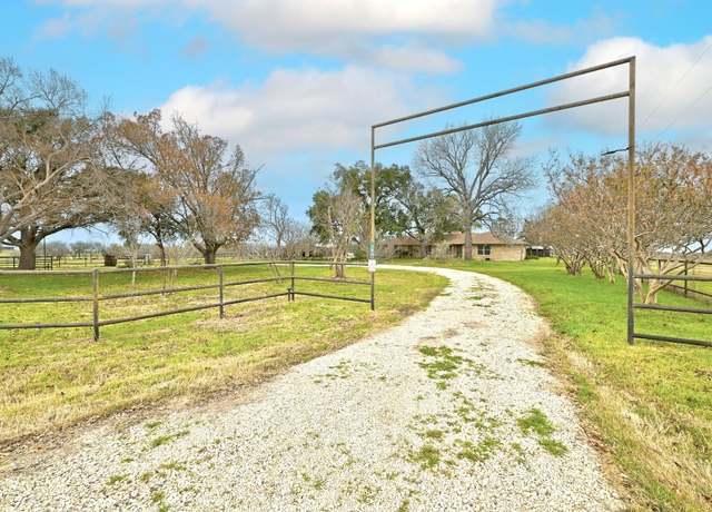 Property at 194 Balch Rd, Elgin, TX 78621, 3 beds, 2.5 baths