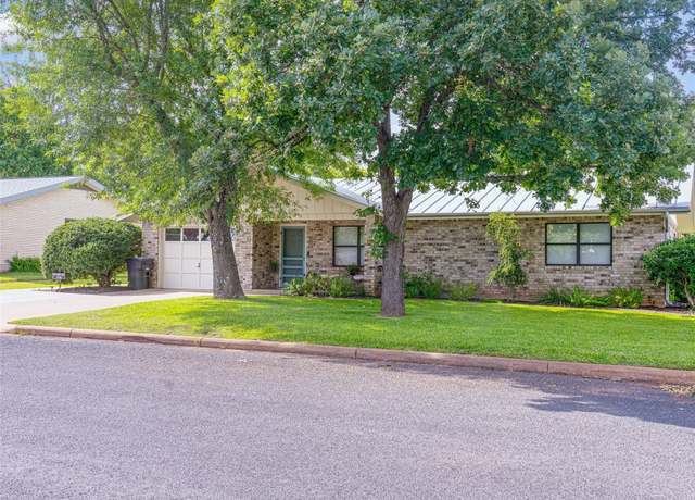 Property at 216 Broadmoor Dr, Fredericksburg, TX 78624, 3 beds, 2 baths