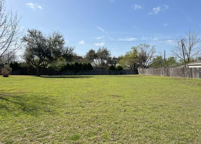 Property at 1005 Th Johnson Dr, Taylor, TX 76574