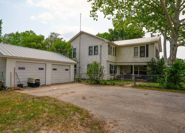 Property at 1688 E State Highway 71, La Grange, TX 78945, 5 beds, 2 baths