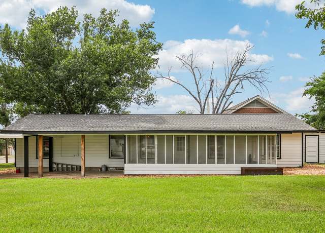 Property at 755 E Bellville St, Giddings, TX 78942, 2 beds, 1 bath