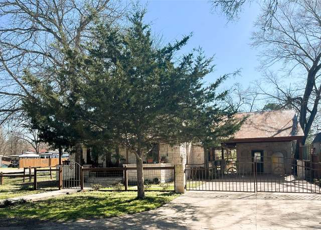 Property at 401 San Jacinto St, Smithville, TX 78957, 2 beds, 1 bath