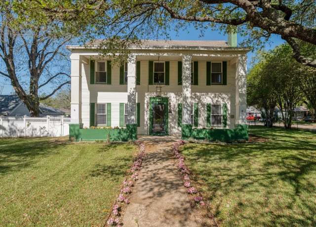 Property at 700 S Walnut Ave, Luling, TX 78648, 3 beds, 2 baths