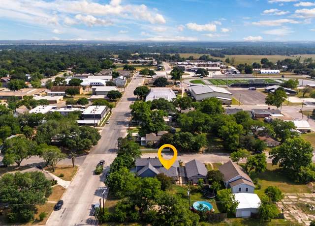 Property at 116 S Hackberry Ave, Luling, TX 78648, 5 beds, 4 baths