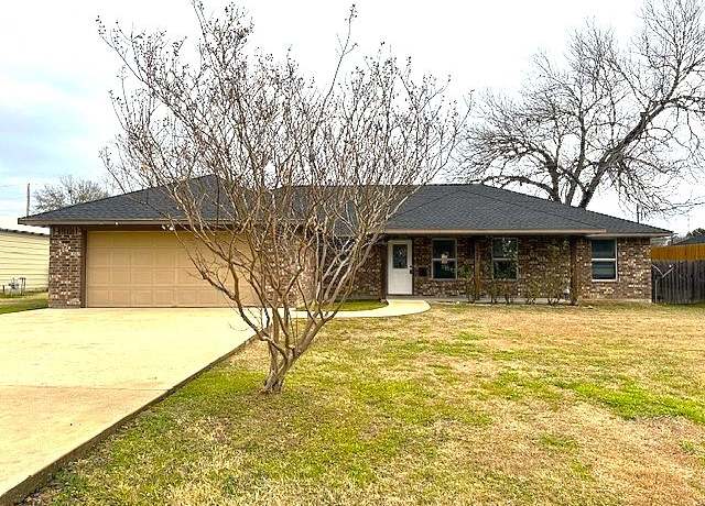 Property at 914 Caldwell St, Lexington, TX 78947, 3 beds, 2 baths