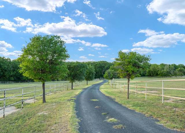 Property at 25 Zoeller Ln, Boerne, TX 78006, 3 beds, 3.5 baths