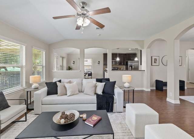 Property at 17900 Linkview Dr, Dripping Springs, TX 78620, 4 beds, 2 baths
