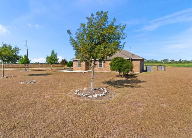 Property at 10222 Huber Rd, Seguin, TX 78155, 3 beds, 2 baths