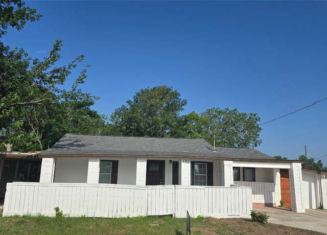 Property at 101 S Lockhart St, Manor, TX 78653, 8 beds, 4.5 baths