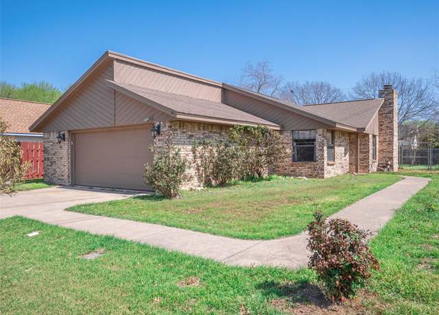 Property at 912 San Jacinto St, Lockhart, TX 78644, 3 beds, 2 baths
