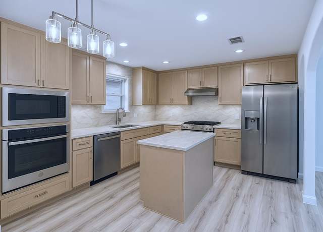 Property at 313 El Socorro Ln, Austin, TX 78732, 5 beds, 3 baths