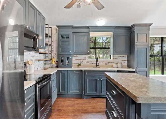 Property at 250 Kothmann Rd, Dripping Springs, TX 78620, 3 beds, 3 baths