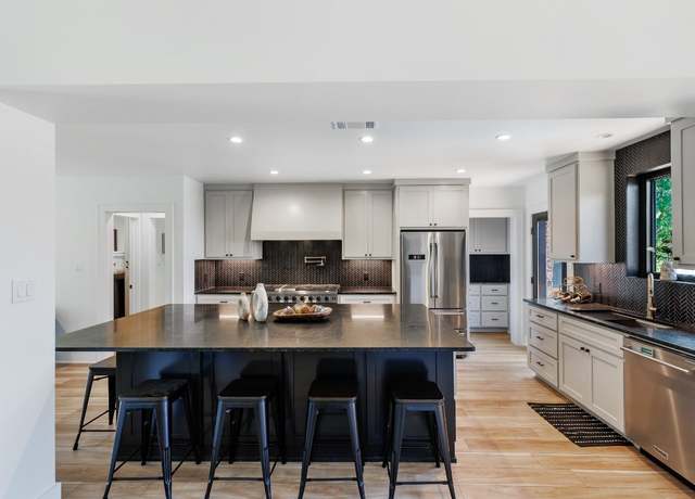 Property at 510 Avenue Avenue Ave E, Marble Falls, TX 78654, 4 beds, 3.5 baths