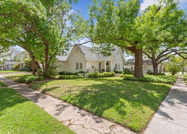 Property at 600 W 3rd St, Mcgregor, TX 76657, 4 beds, 3 baths