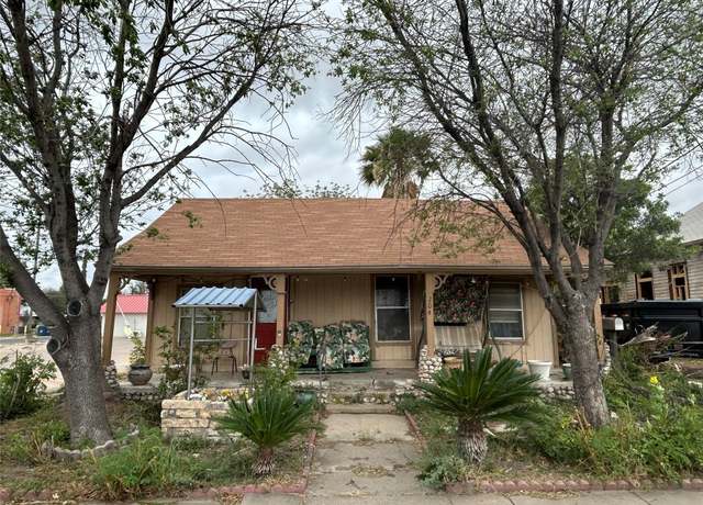 Property at 204 E Broadway St, Del Rio, TX 78840, 2 beds, 2 baths