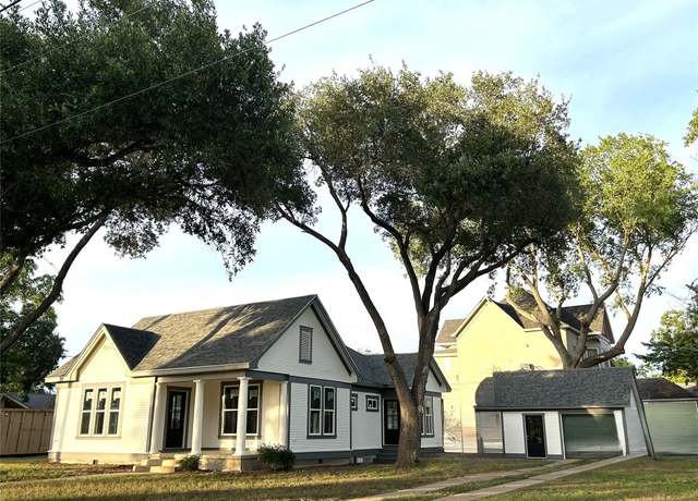 Property at 502 Upton Ave, Schulenburg, TX 78956, 3 beds, 2 baths