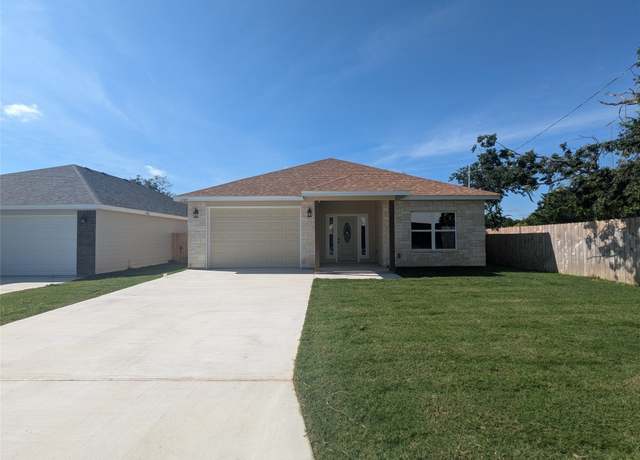 Property at 1704 E Avenue G, Lampasas, TX 76550, 3 beds, 2 baths