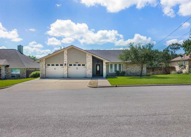 Property at 850 Whispering Oaks Dr, Giddings, TX 78942, 3 beds, 2 baths