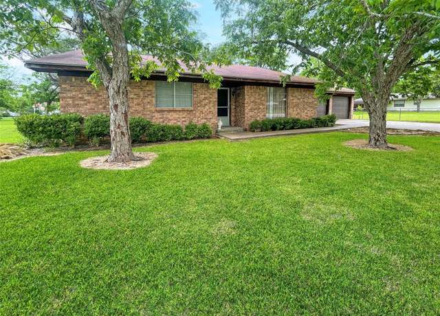 Property at 704 S Pecan St, Moulton, TX 77975, 3 beds, 2 baths