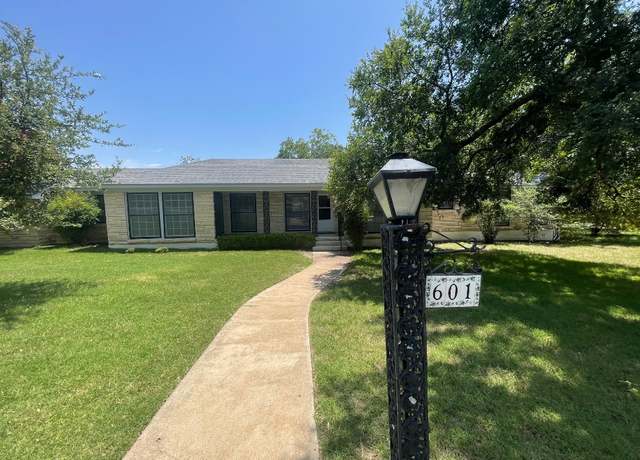 Property at 601 S Arnold St S, Lampasas, TX 76550, 3 beds, 2 baths