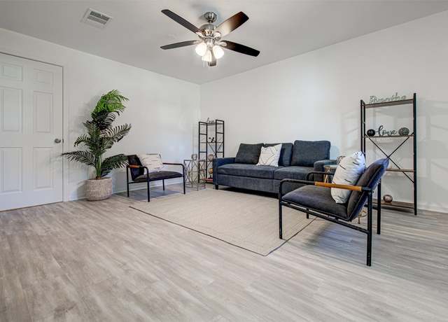 Property at 505 Magnolia St, Bastrop, TX 78602, 4 beds, 2.5 baths